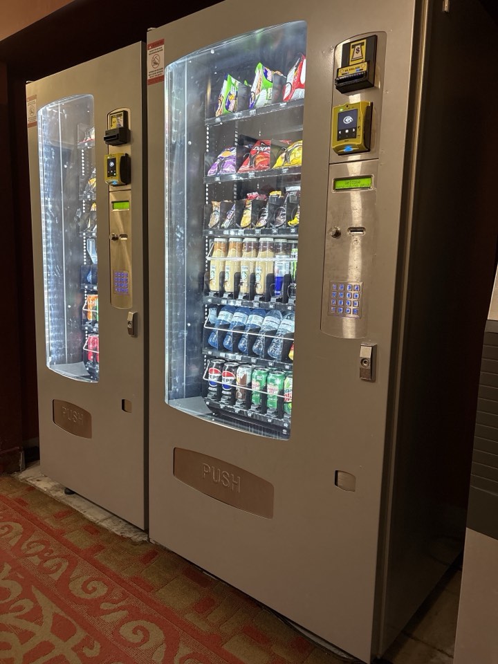 售賣機的紙幣器、刷卡機及按鍵