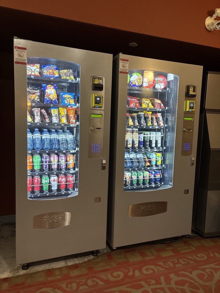 兩部並排營運的零食飲品售賣機