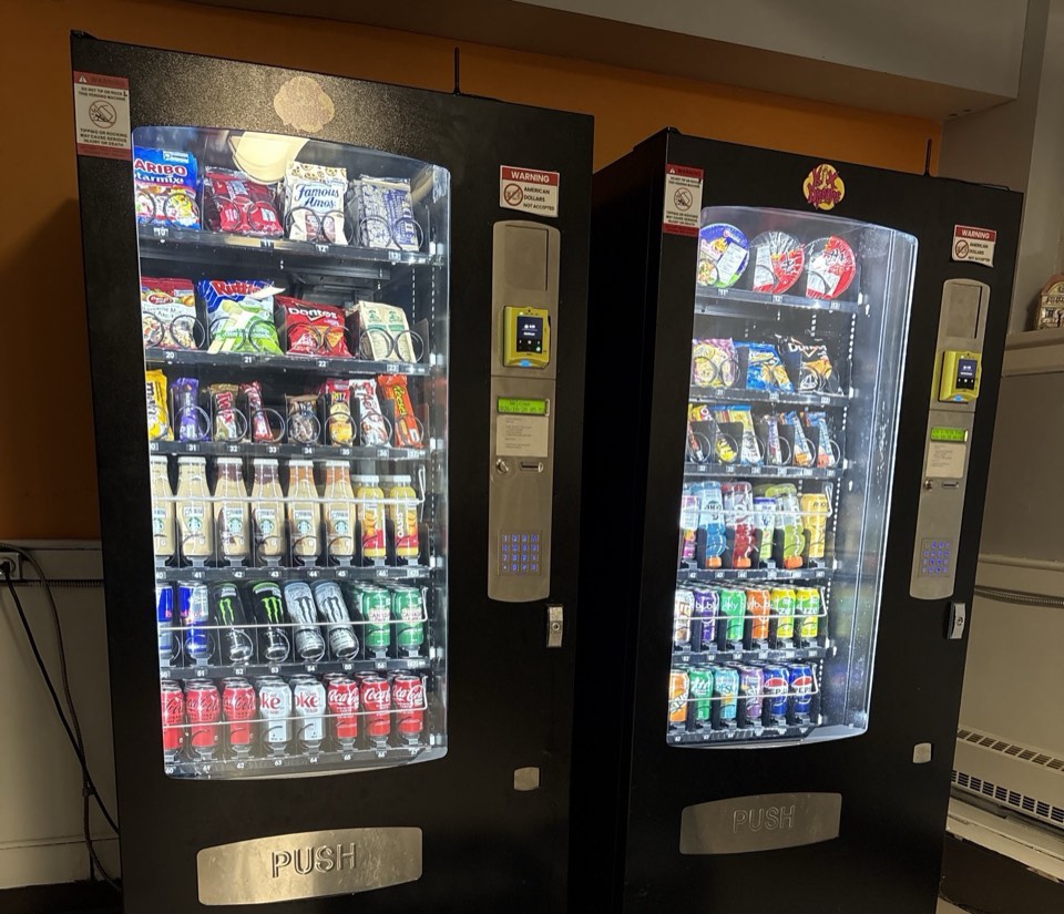 兩部滿貨的黑色零食飲品售賣機