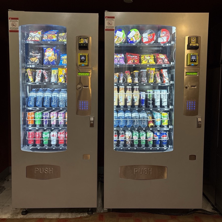 兩部滿貨的零食飲品售賣機，設有刷卡及紙幣付款